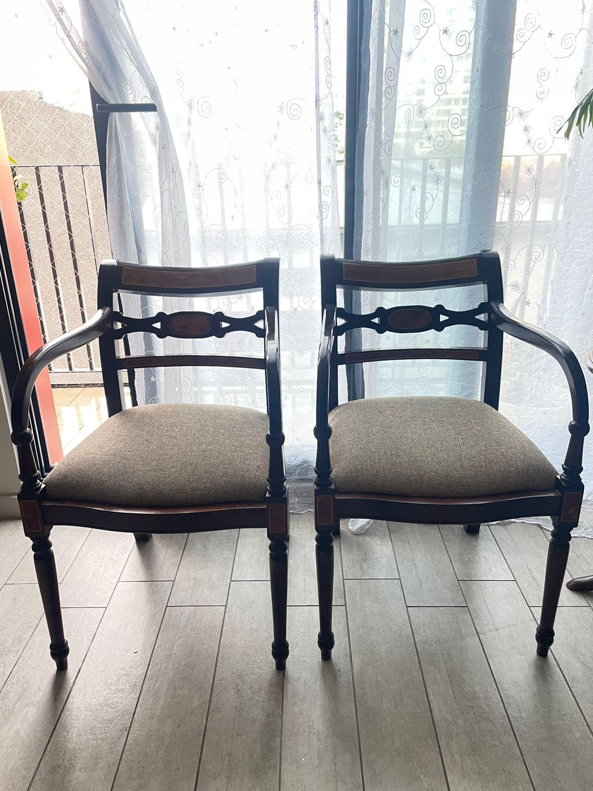 Sitiales madera y tela gris - Imagen 5