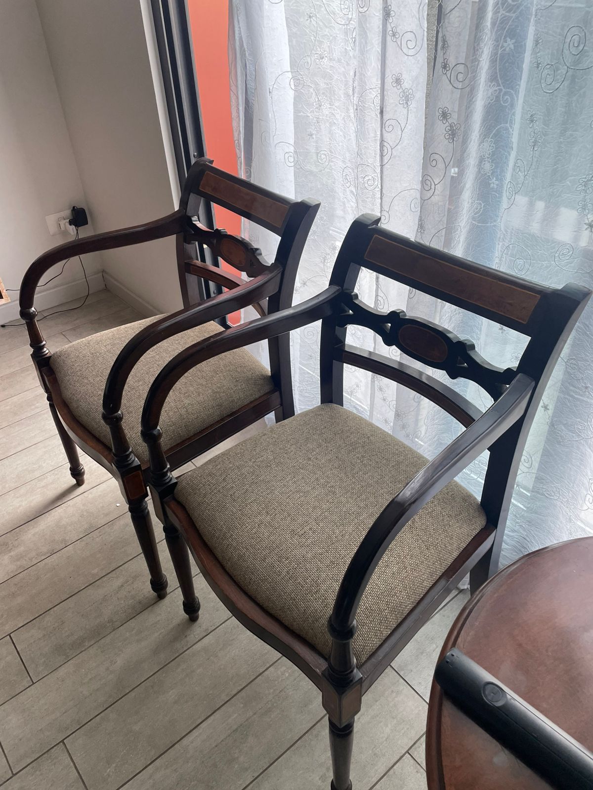 Sitiales madera y tela gris - Imagen 3