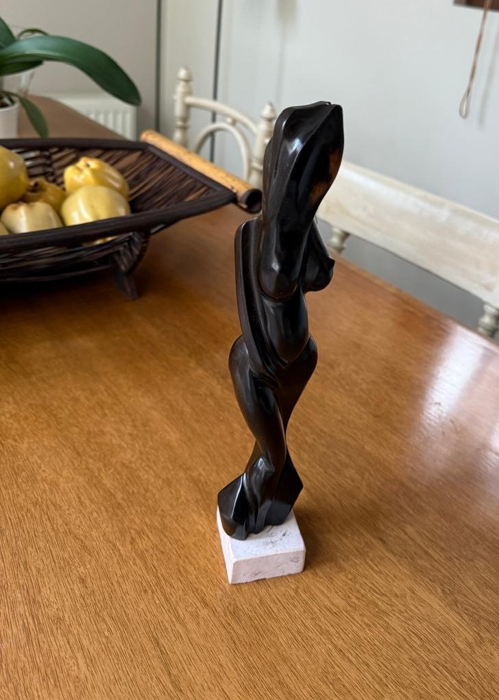 Escultura de Ébano con base mármol