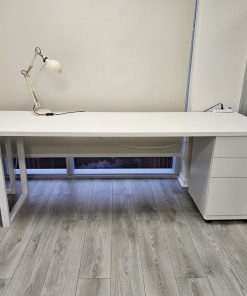 Escritorio blanco con cajonera
