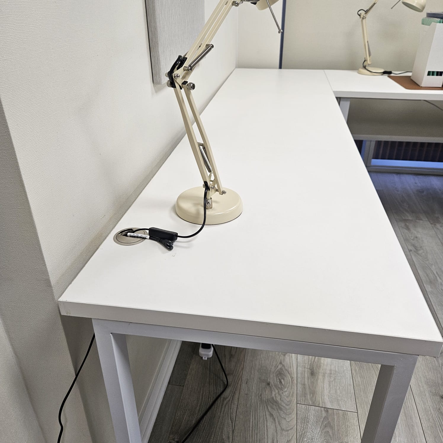 Escritorio blanco con cajonera - Imagen 2