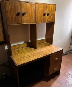 Escritorio con gabinetes y cajones enchapado