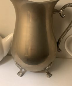 Jarrón de peltre mango tallado