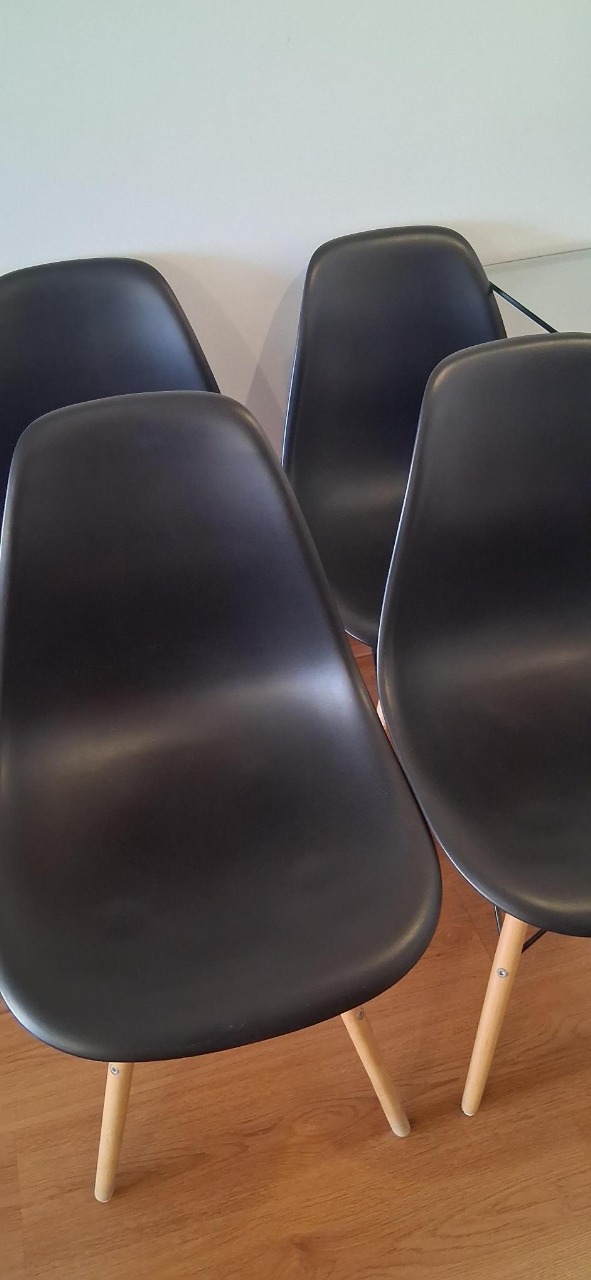 Set 6 sillas Eames negras y blancas - Imagen 6