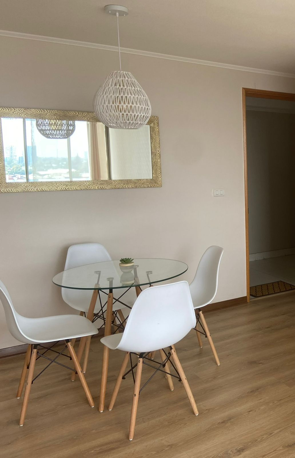 Juego de comedor redondo con 4 sillas eames - Imagen 2