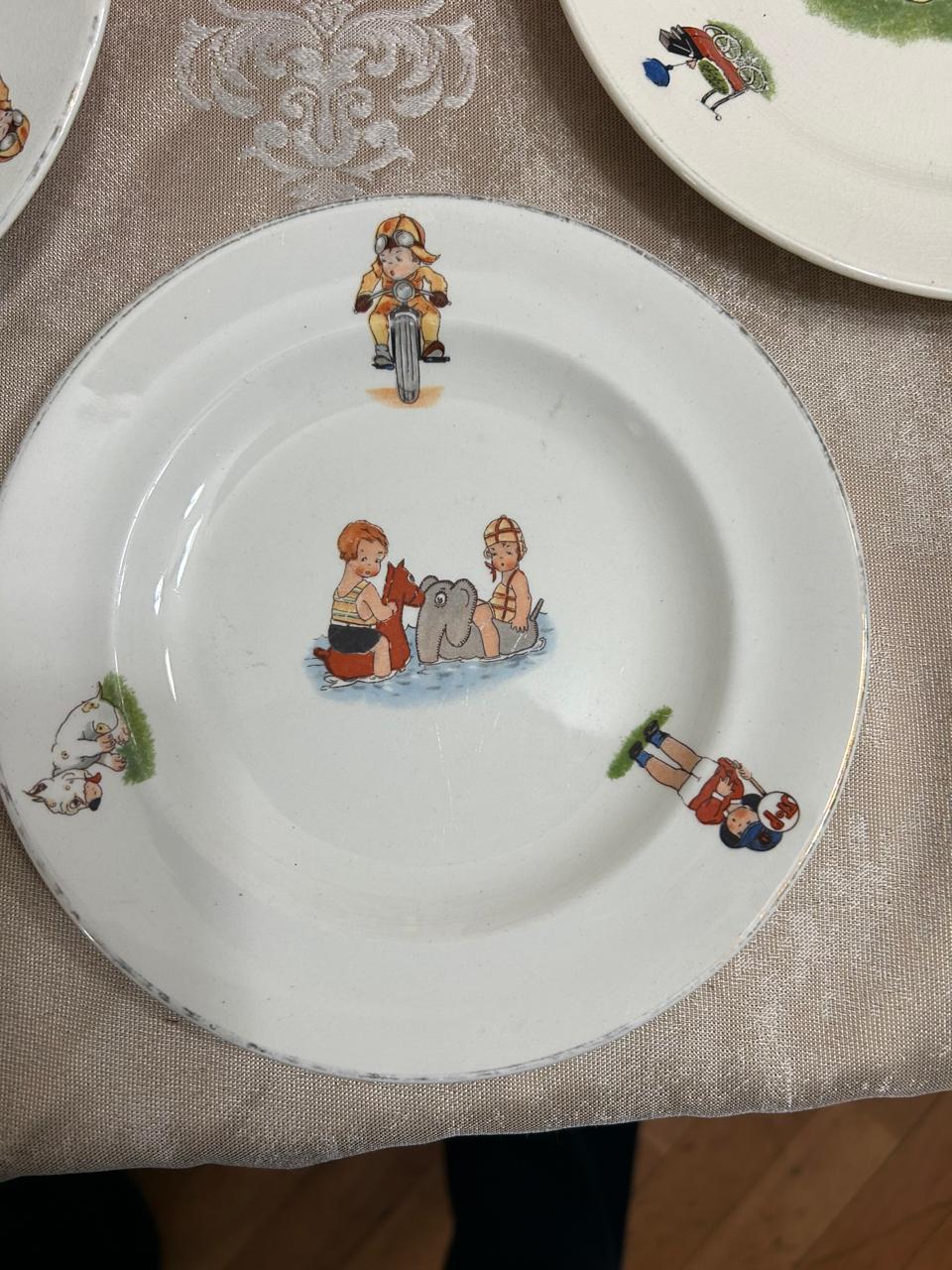 Set 3 platos de loza infantil Thomas Hughes & Sons Ltd - Imagen 3