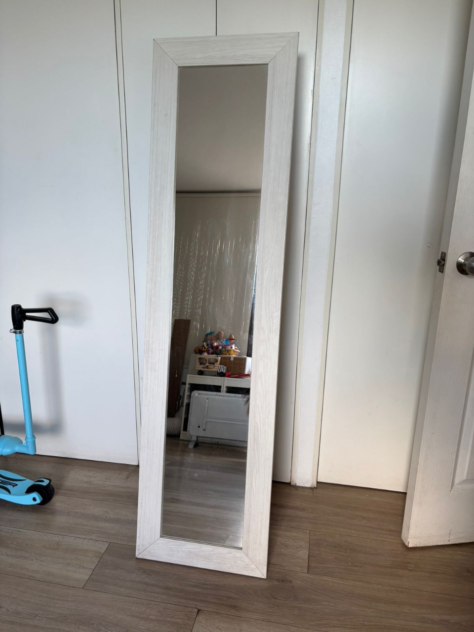 Espejo de pie blanco