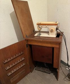 Máquina de coser Singer antigua con mueble 