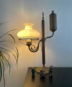 Lámpara de mesa opalina antigua