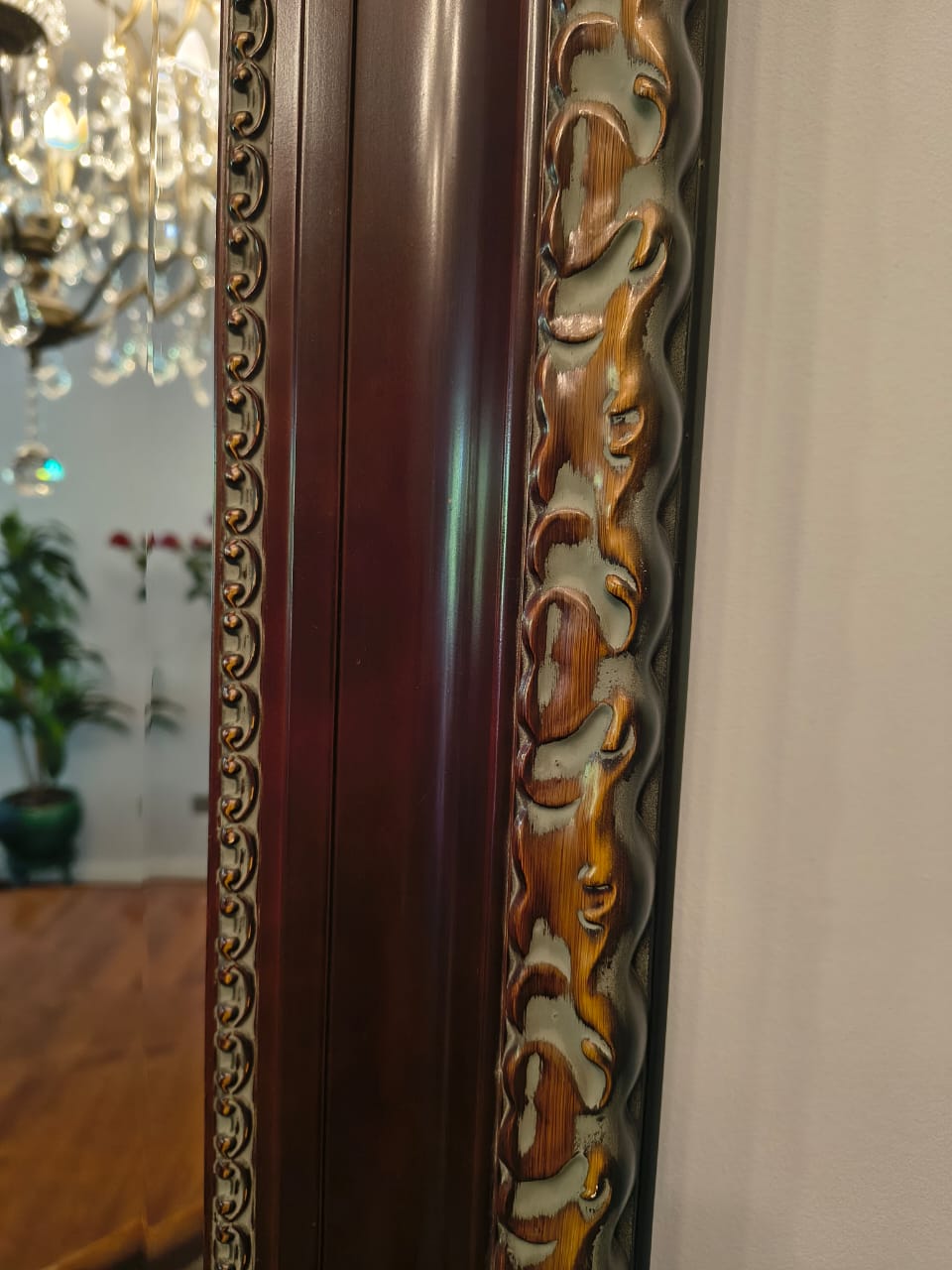 Espejo biselado con marco de madera tallado - Imagen 4