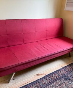 Futón rojo con base metálica