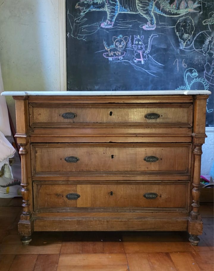 Cómoda de madera y cubierta mármol con 3 cajones