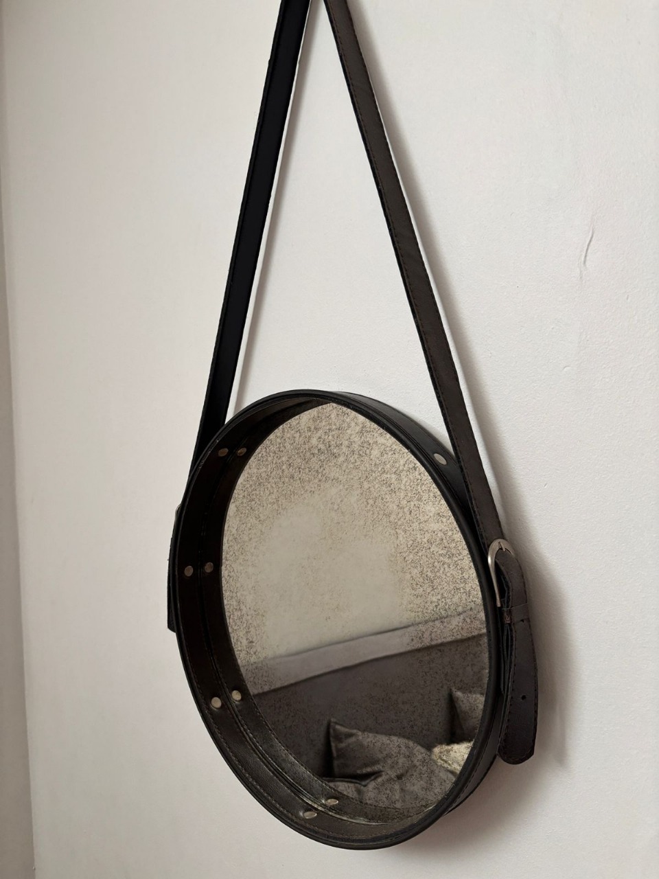 Espejo redondo con colgante de cuero