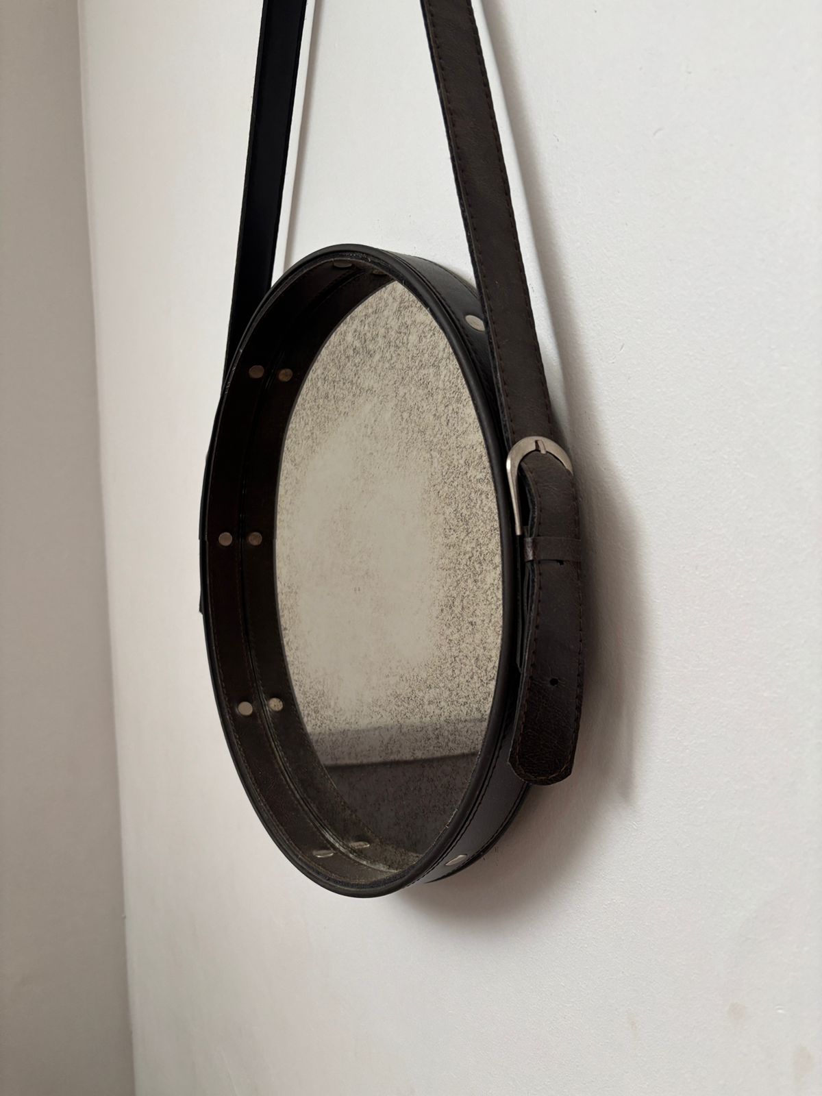 Espejo redondo con colgante de cuero - Imagen 2