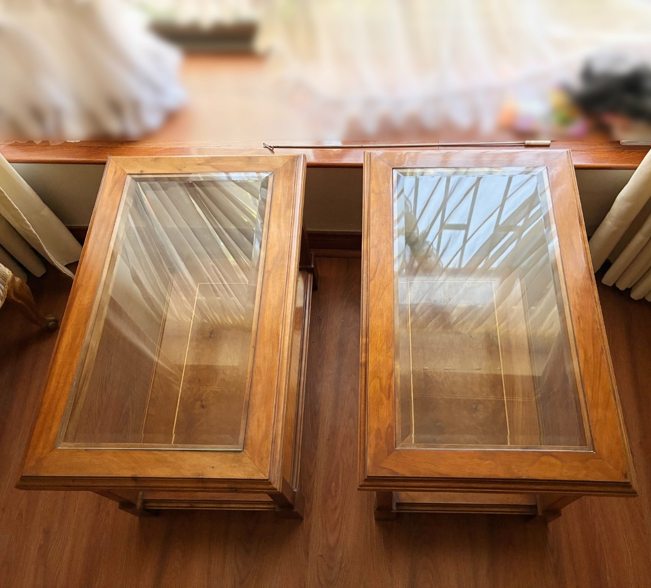 Par de mesas laterales o auxiliar vidrio biselado