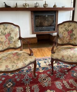 Par de sitiales victorianos con apoya brazo en cuero