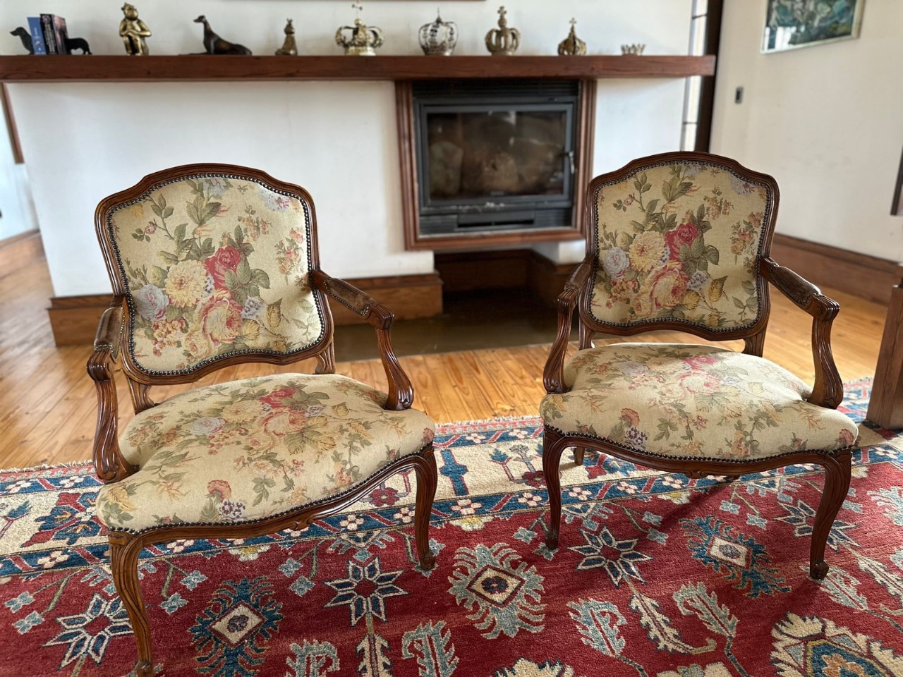 Par de sitiales victorianos con apoya brazo en cuero