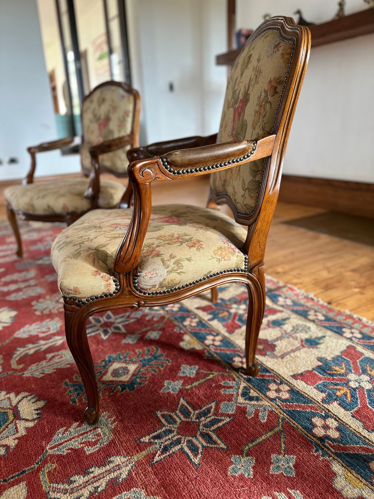 Par de sitiales victorianos con apoya brazo en cuero - Imagen 2