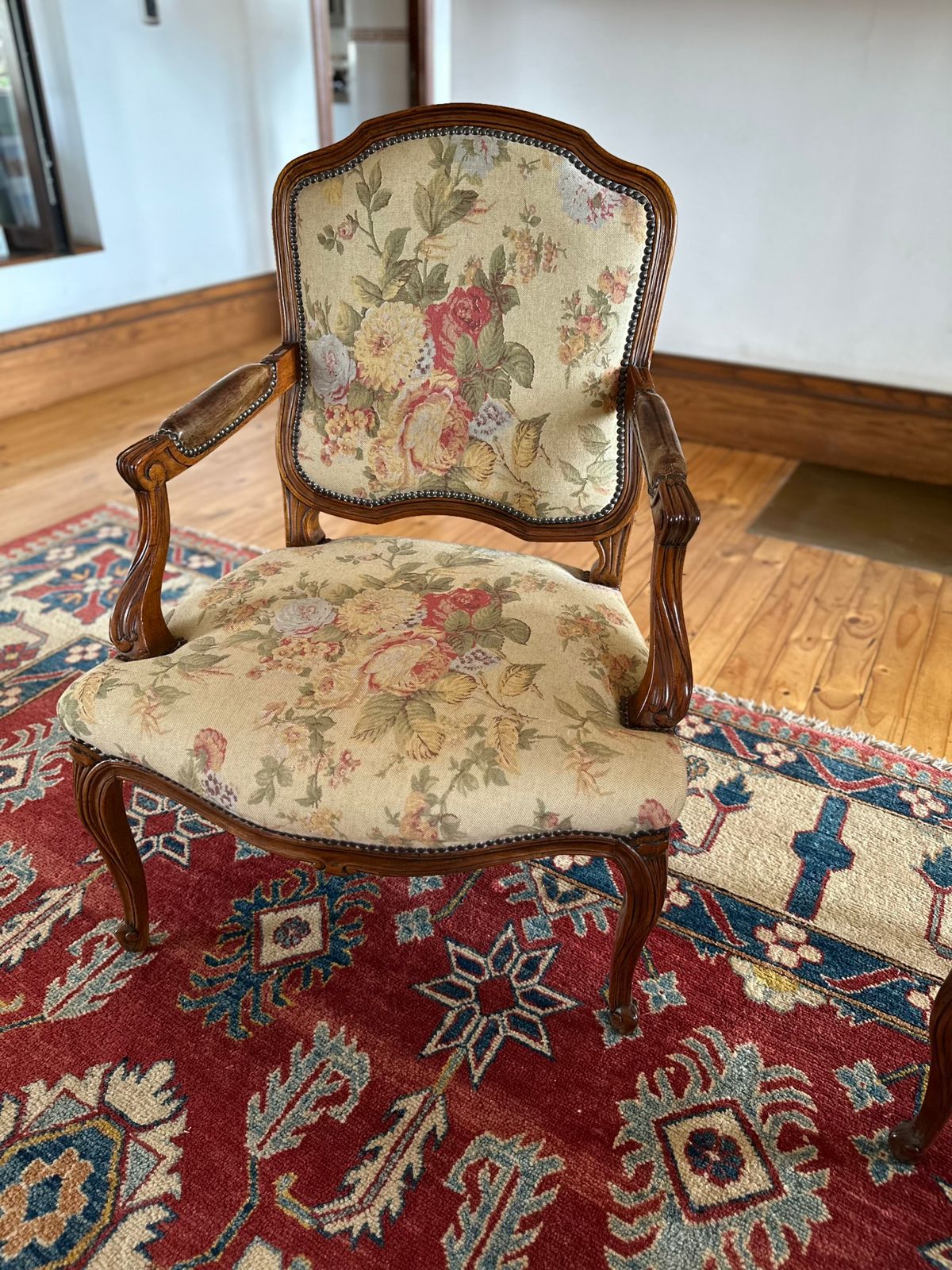 Par de sitiales victorianos con apoya brazo en cuero - Imagen 3