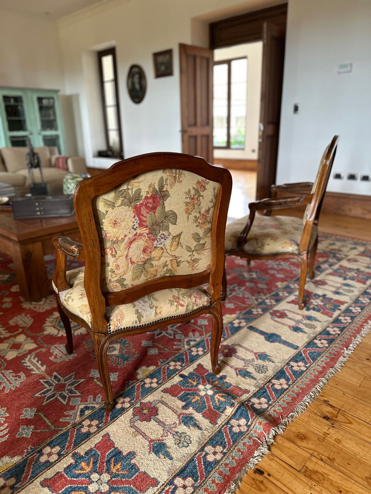 Par de sitiales victorianos con apoya brazo en cuero - Imagen 4