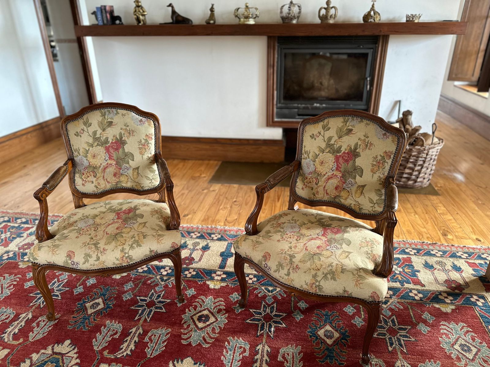 Par de sitiales victorianos con apoya brazo en cuero - Imagen 5