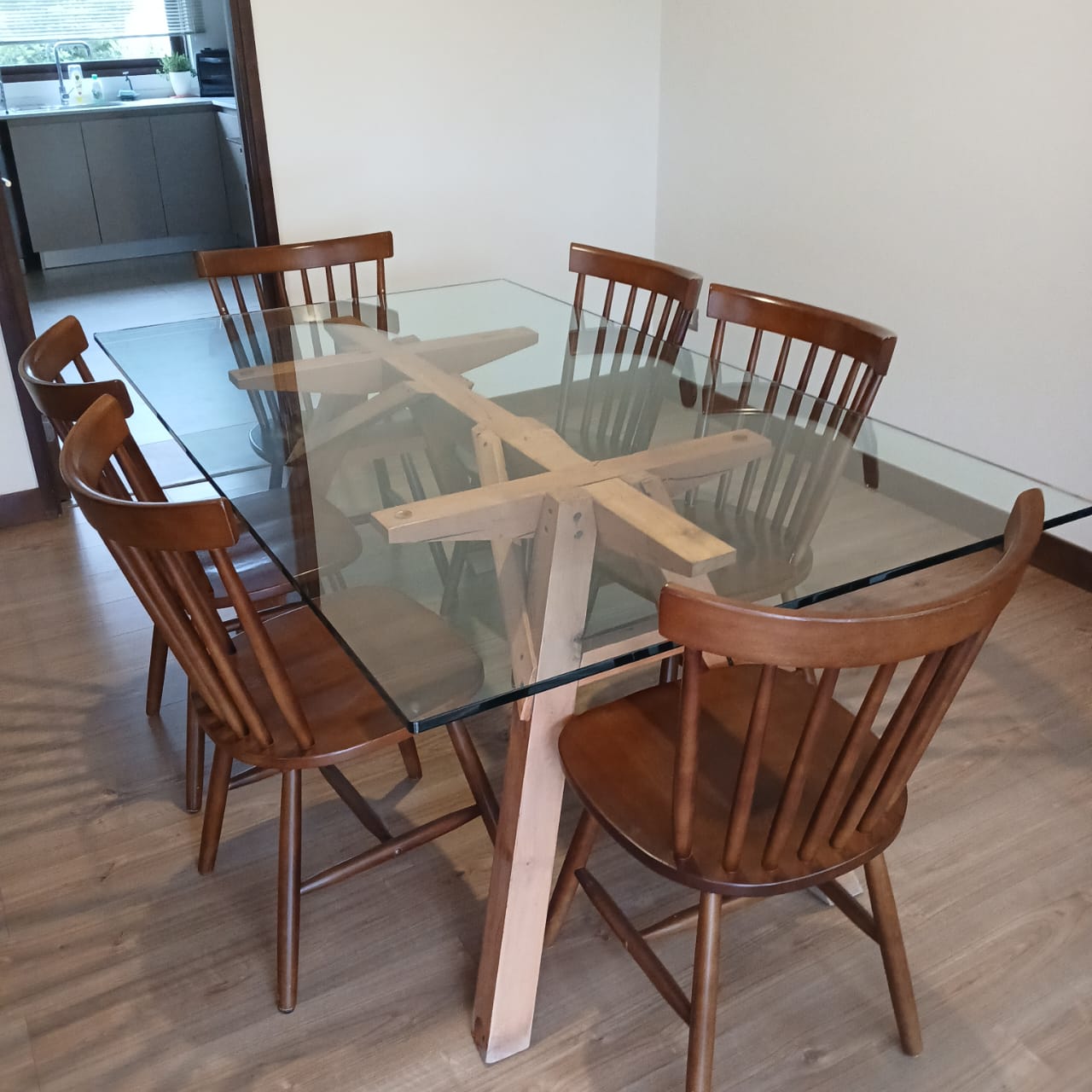 Juego de comedor vidrio templado con 6 sillas Windsor Wolf