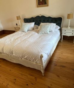 Cama King Luis VI con veladores y cómoda