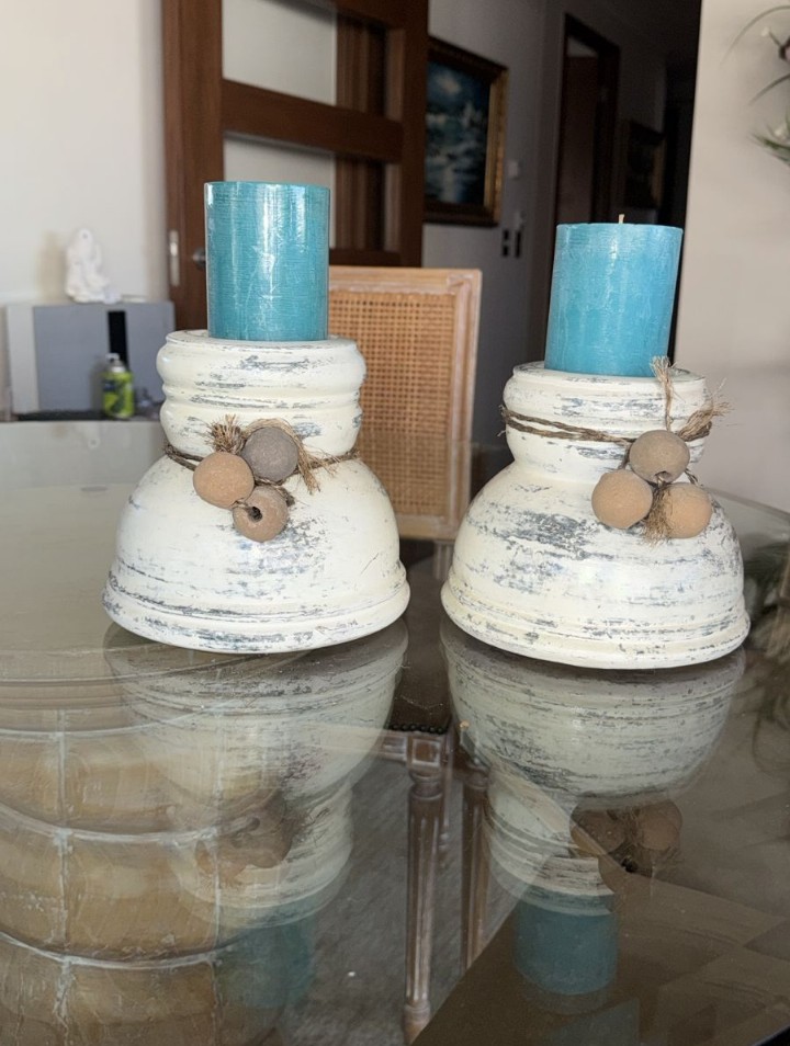 Par de candelabros cerámica grisáceos