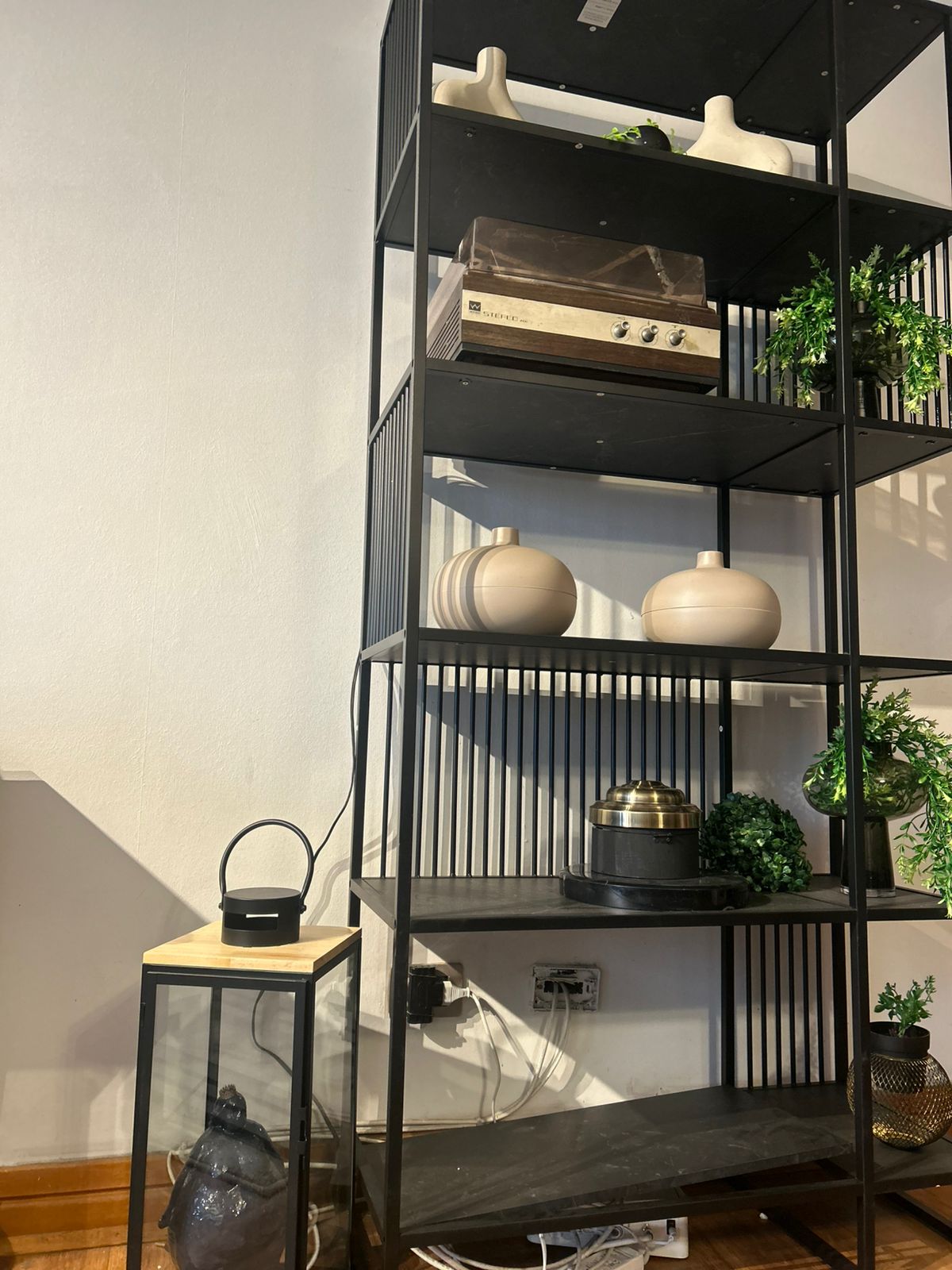 Librero Liverpool negro Form Design - Imagen 3