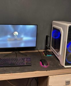 Pc gamer blanco con Monitor