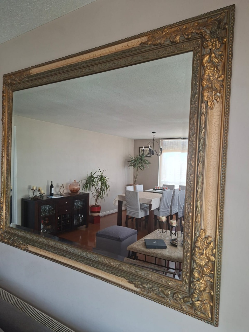 Espejo biselado dorado con relieve floral Yeso