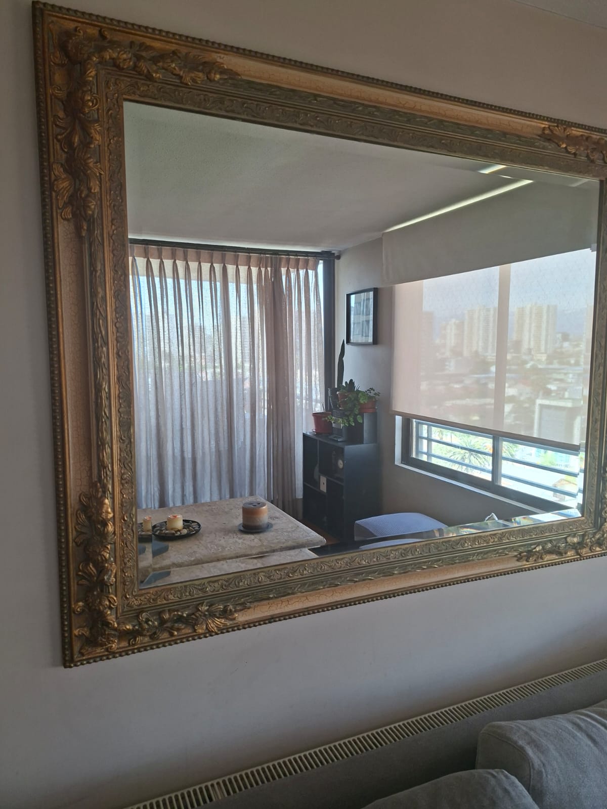 Espejo biselado dorado con relieve floral Yeso - Imagen 3