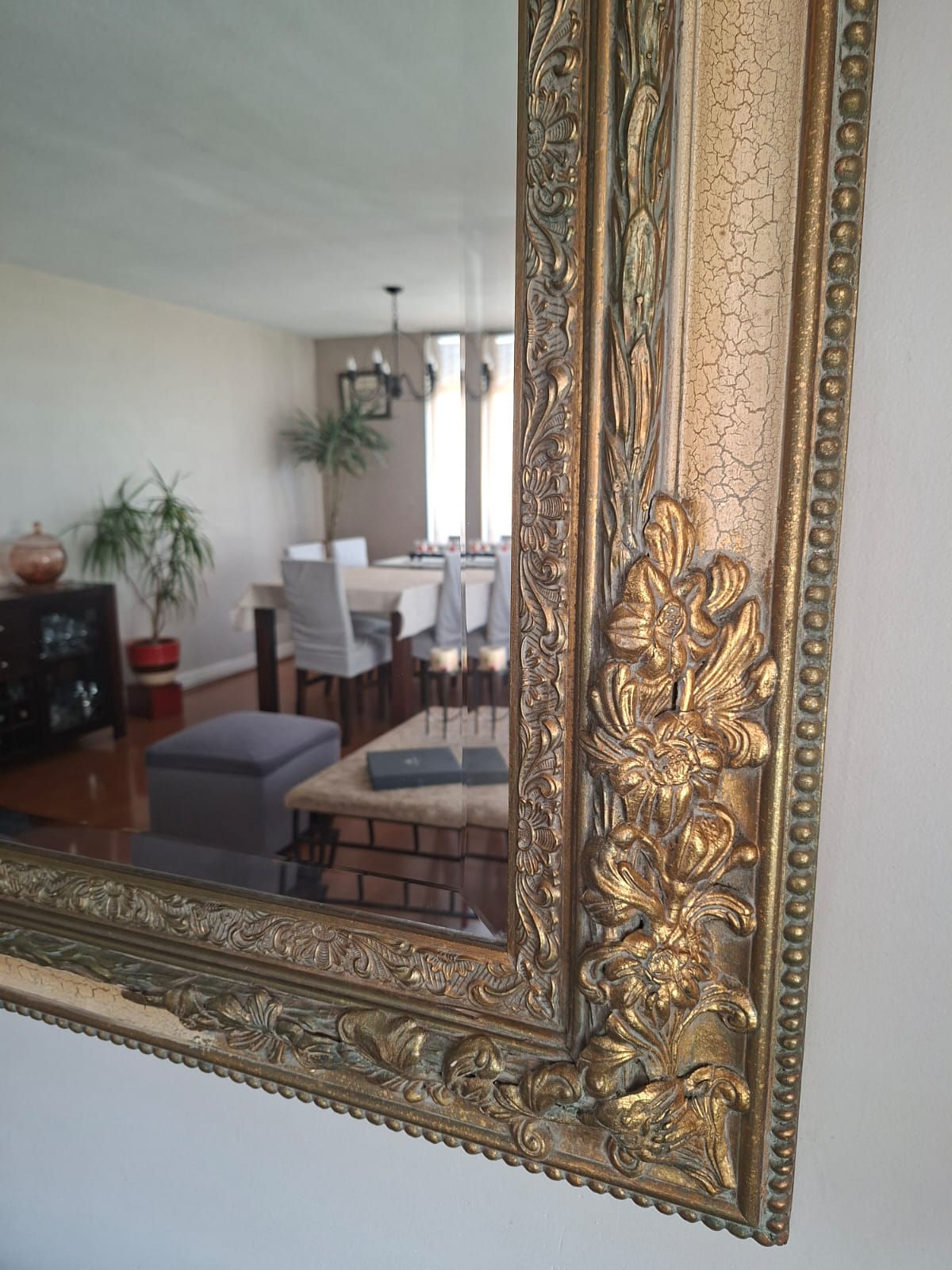Espejo biselado dorado con relieve floral Yeso - Imagen 4