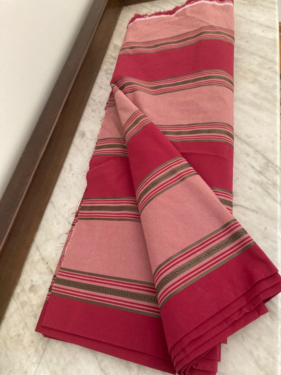 Tapiz listado en tonos rosa viejo y granate