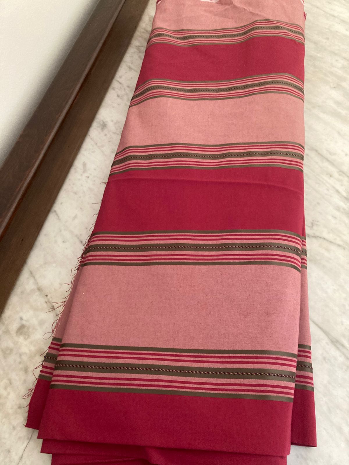 Tapiz listado en tonos rosa viejo y granate - Imagen 2