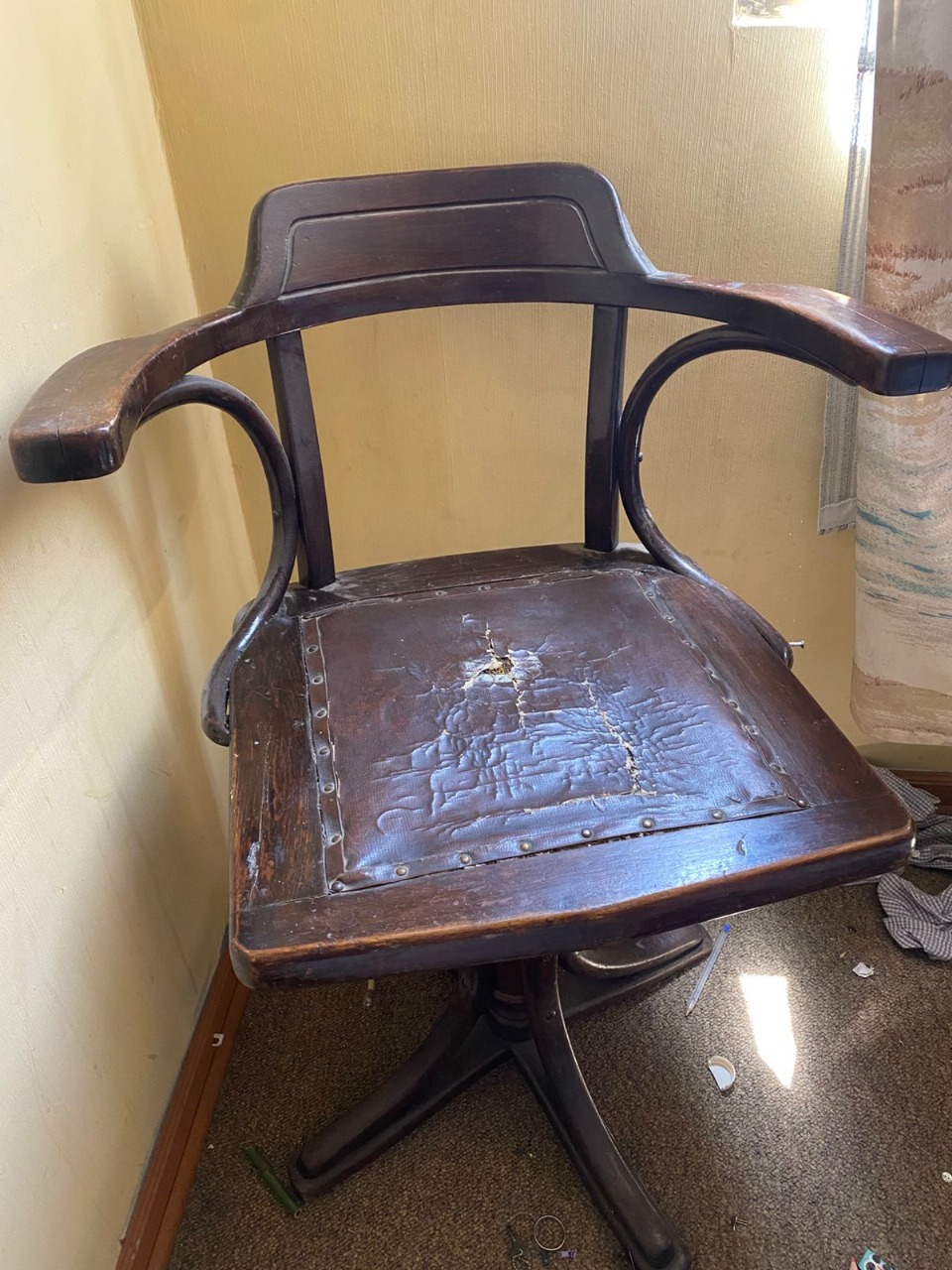 Sillón giratorio de peluquería madera maciza y cuero