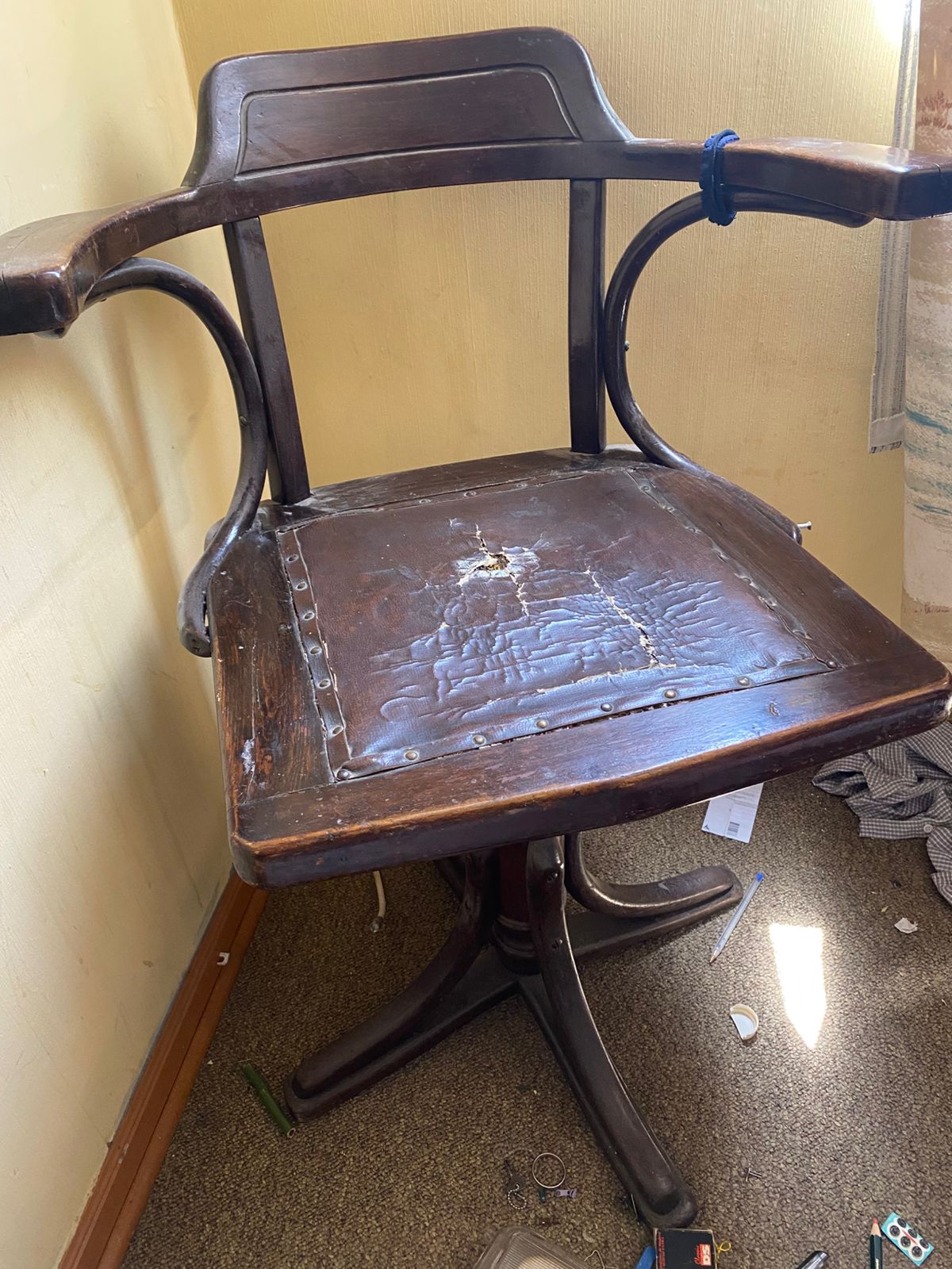 Sillón giratorio de peluquería madera maciza y cuero - Imagen 2