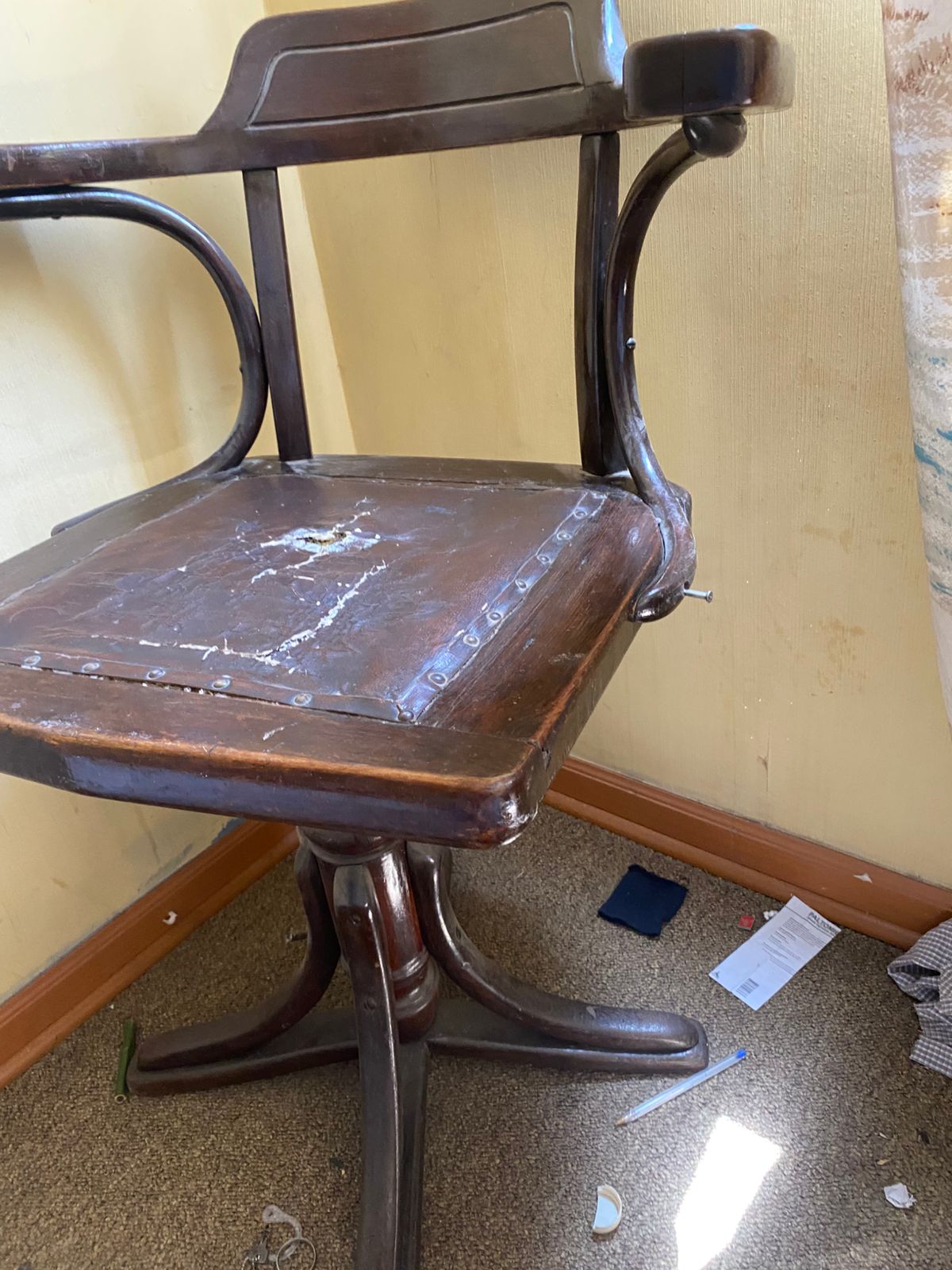 Sillón giratorio de peluquería madera maciza y cuero - Imagen 3