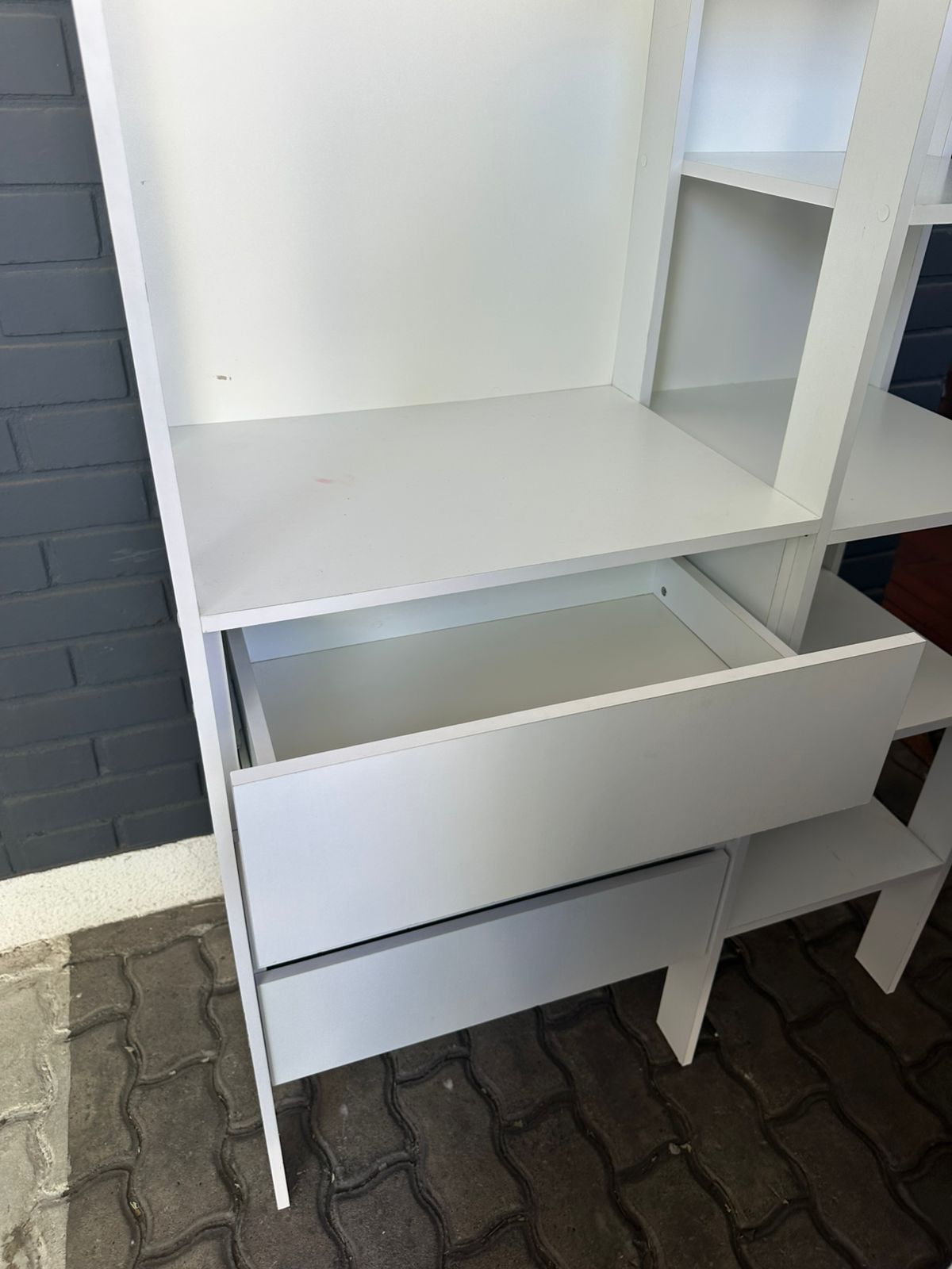 Closet armado blanco sin puertas - Imagen 2