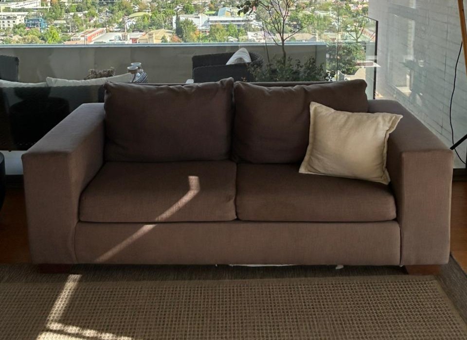 Sofá 2 cuerpos tela café moro