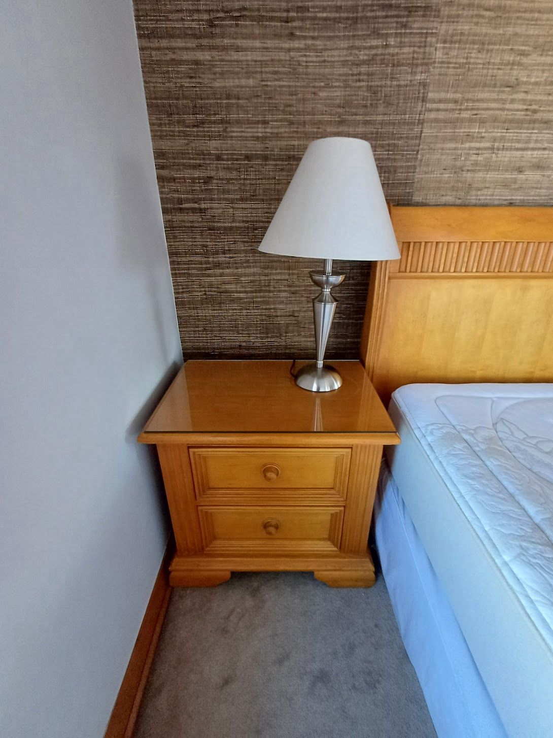 Par veladores de madera maciza