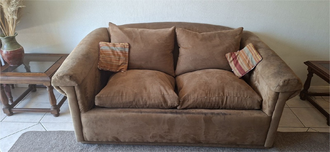 Sofá 2 cuerpos café gamuza
