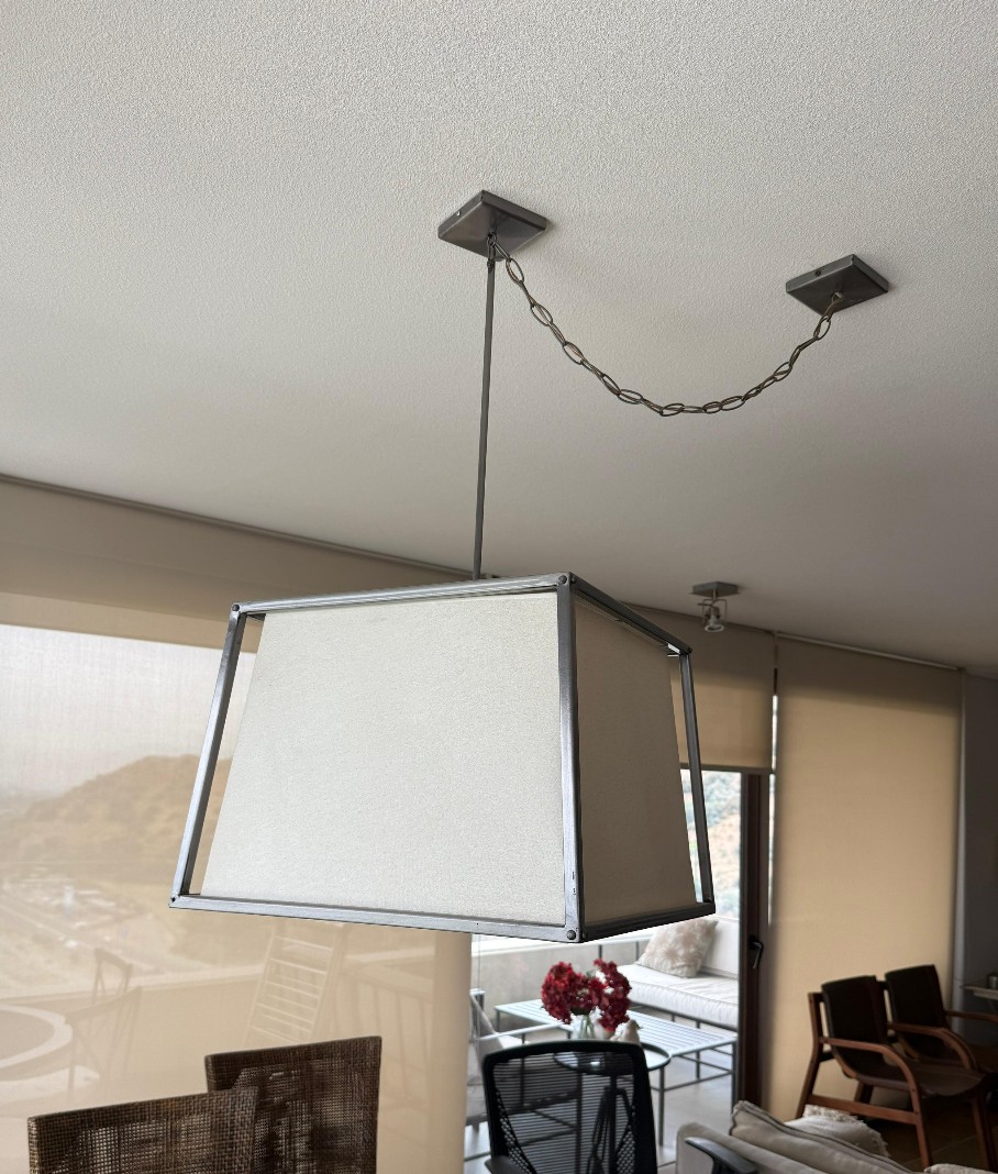 Lámpara de techo blanca y acero