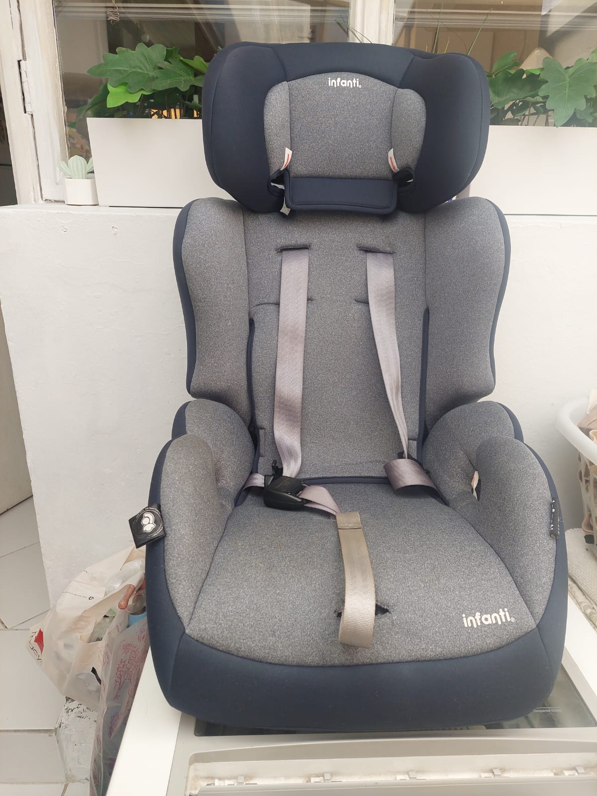 Silla de auto Infantil gris y azul - Imagen 2