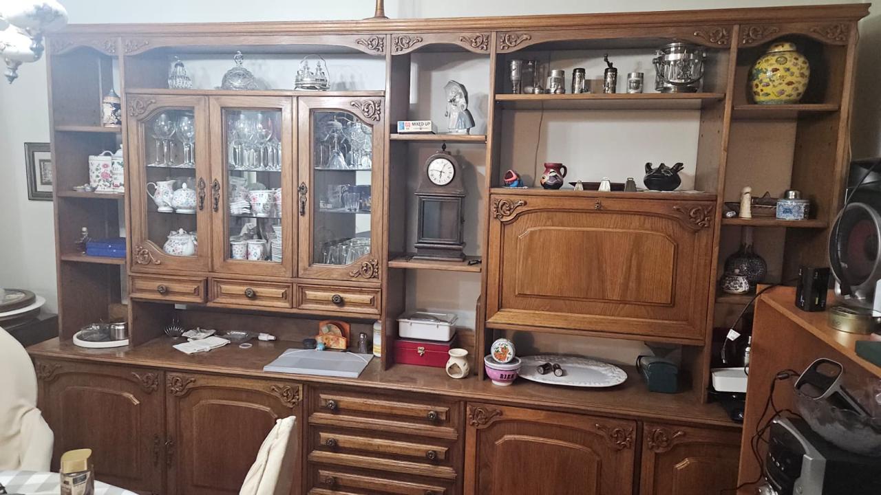 Mueble buffet biblioteca tallada de los años 90