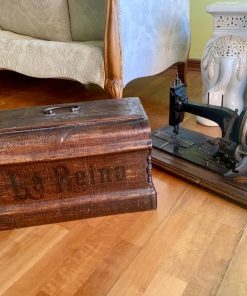 Máquina de coser La Reina a manivela
