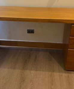 Escritorio de madera con cajonera derecha