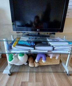 Rack con repisas vidrio y ruedas