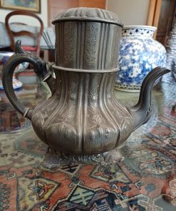 Tetera antigua con filtro