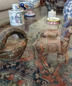 Figuras dos caballos y un cisne de madera y bronce